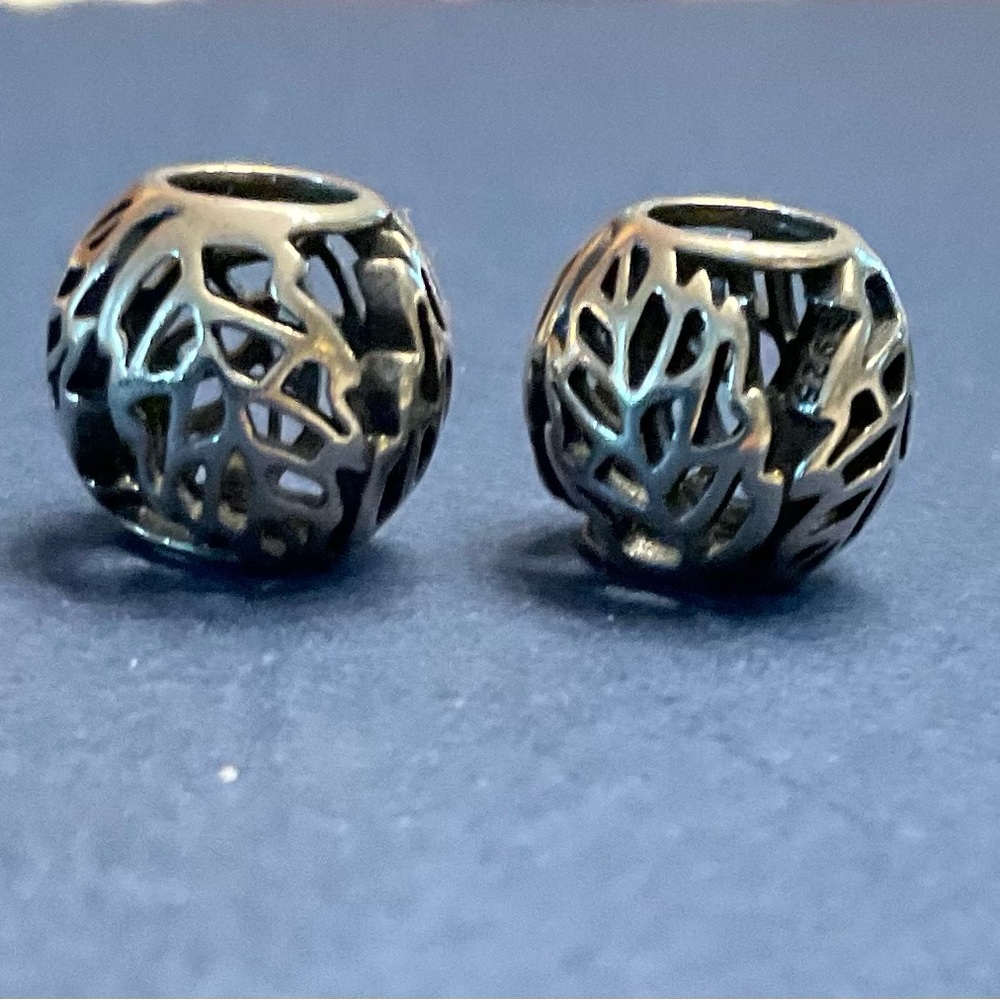2 Pandora beads - leaf pattern